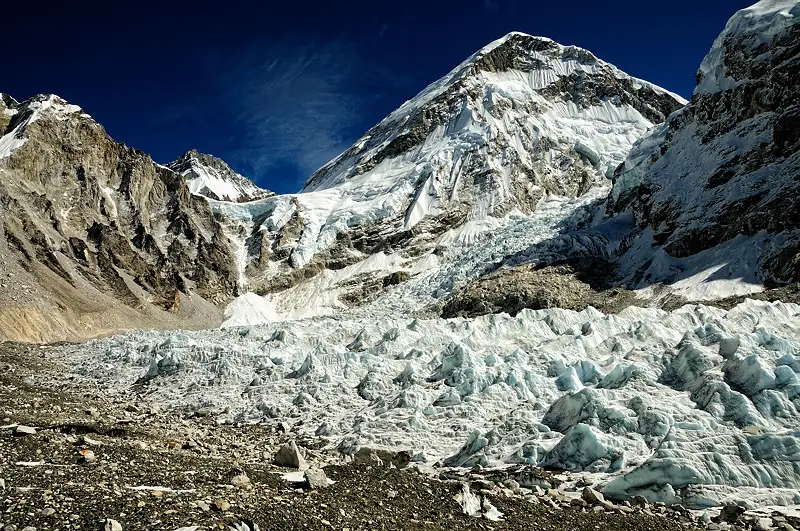 Laviny a nestabilní ledovce – varování pro oblast Khumbu Icefall